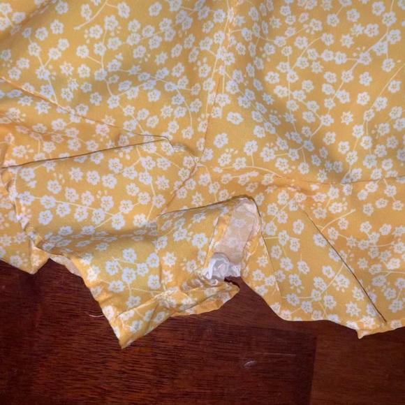 BOUTIQUE yellow SHORTS set romper tie back outfit women’s size SMALL - Picture 4 of 10